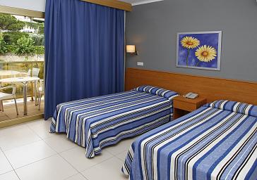 Cuádruple vista piscina (3 adultos + 1 niño)