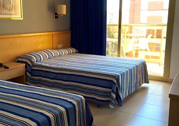 Cuádruple vista piscina (3 adultos + 1 niño)