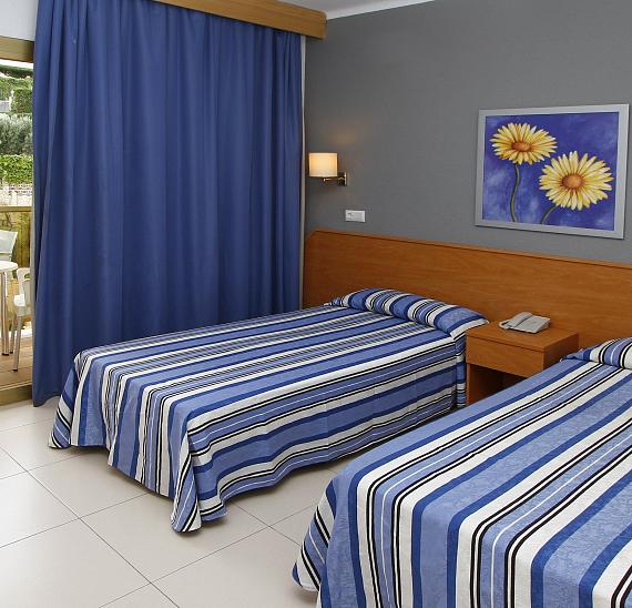 Cuádruple vista piscina (3 adultos + 1 niño)