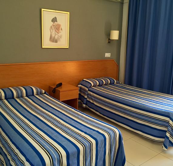 Cuádruple vista piscina (3 adultos + 1 niño)