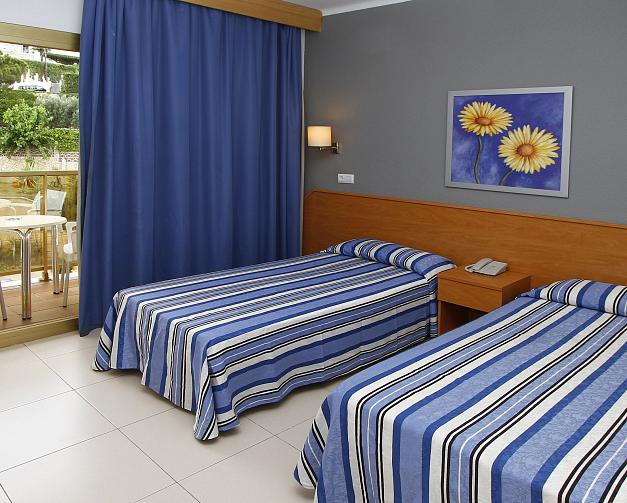 Cuádruple vista piscina (3 adultos + 1 niño)